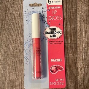 NWT Hydrating lip gloss in Garnet color. Very pretty for fall.